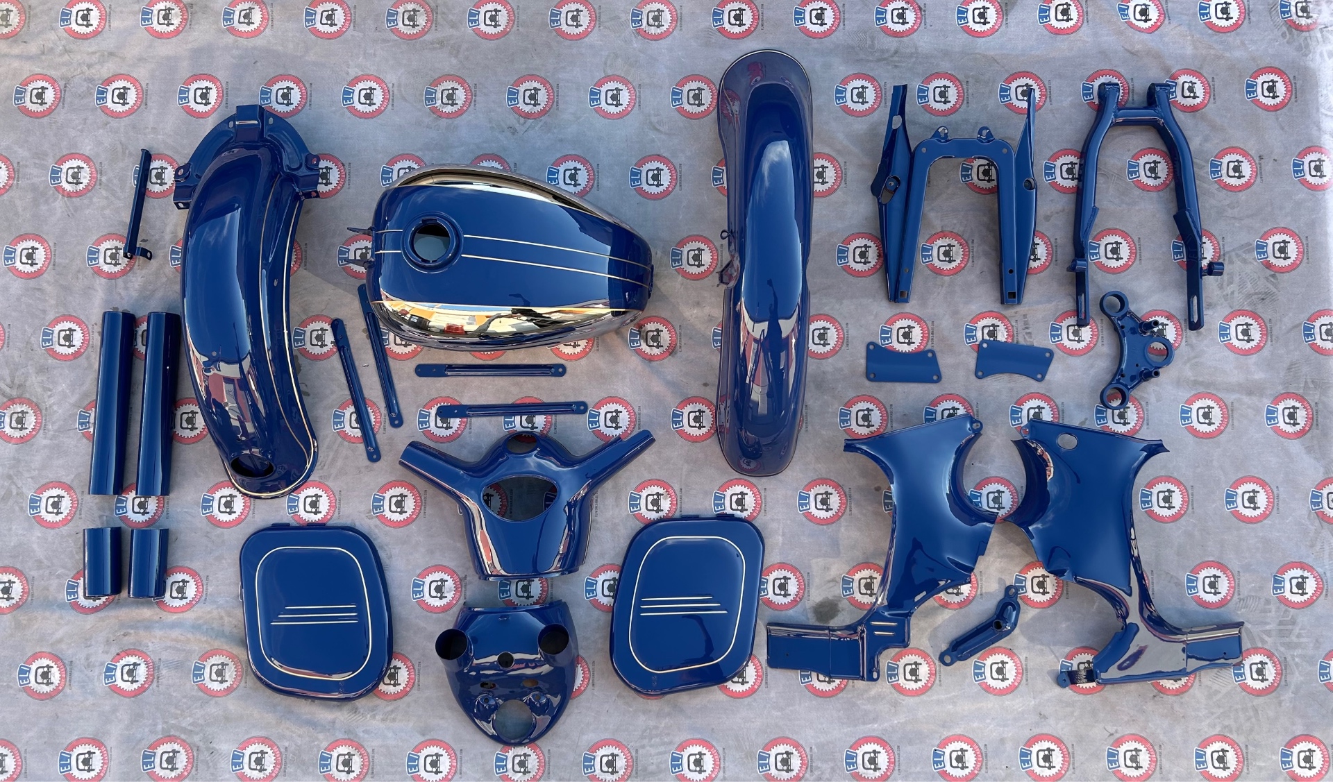 EliWorkGarage — nalakované diely vintage motorky pripravené na montáž